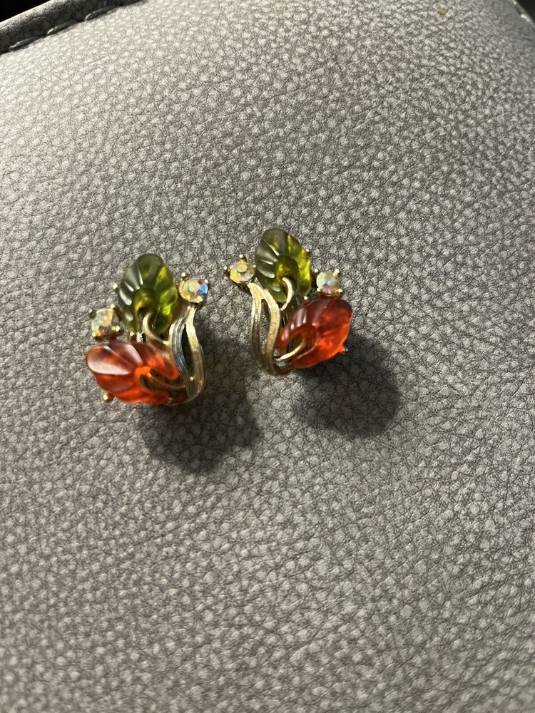Vintage gold tone faux stone earrings. clip. see pics