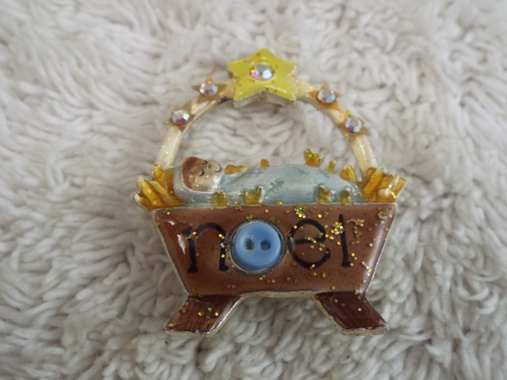 AJMC Noel Manger Baby Jesus Christmas Pin (B16)