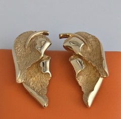 VINTAGE GOLD-PLATED TEXTURED POLISHED CLIMBER LEAF DESIGN CLIP-ON EARRINGS☆1.25