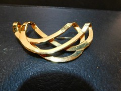 Gold Tone 3.25″ Swirl Horizontal Pendant See Photos