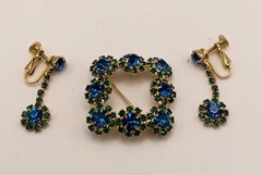 VTG Goldtone Blue And Green Crystal Rhinestone Brooch With Screwback Earrings