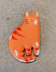 Vintage Ceramic Hallmark Orange Tiger Cat Brooch (172 – 2536)