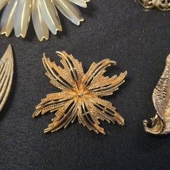 14 VINTAGE GOLD SILVER TONE COSTUME JEWELRY ESTATE BROOCH LOT TRIFARI NAPIER AAi