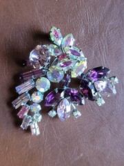 Vintage BSK Brooch Pin Gold Tone Leaf-Signed/heart/purple Tones Stones Brooches