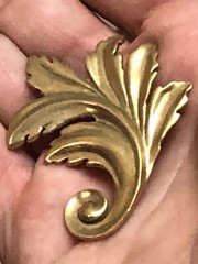 Vintage Signed MMA 1995 Metropolitan Museum of Art Gold Tone Leaf Pin MA 051522@