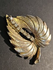 Vintage Brooch Gold Tone Leaf Textured Prong Set Rhinestones Center