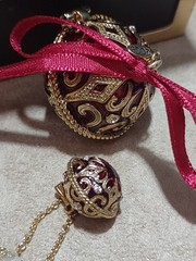 Monet 2008 Keepsake Jewel Box w/Star Ball Charm Pendent Necklace Gold -Tone Red