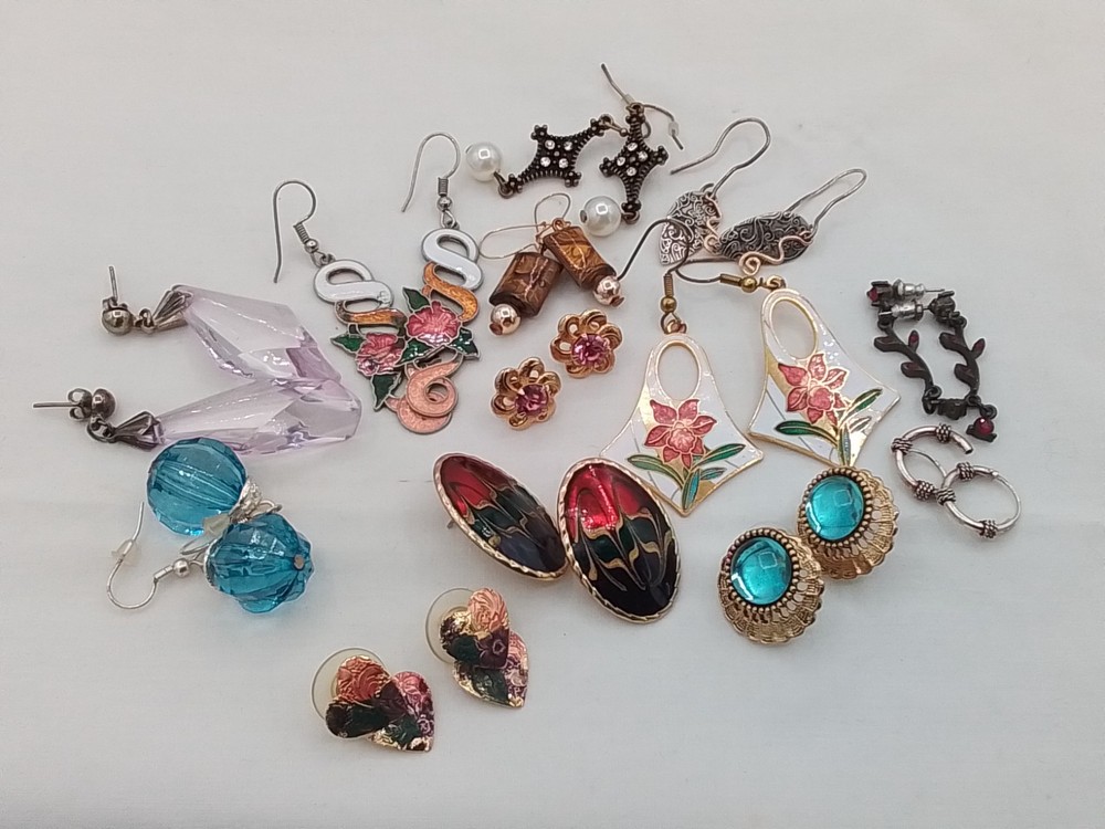 12 LOT G VINTAGE ESTATE PIERCED EARRINGS DANGLE HUGGIE CLOISONNE HEART FLORAL