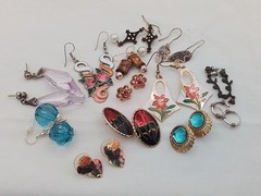 12 LOT G VINTAGE ESTATE PIERCED EARRINGS DANGLE HUGGIE CLOISONNE HEART FLORAL