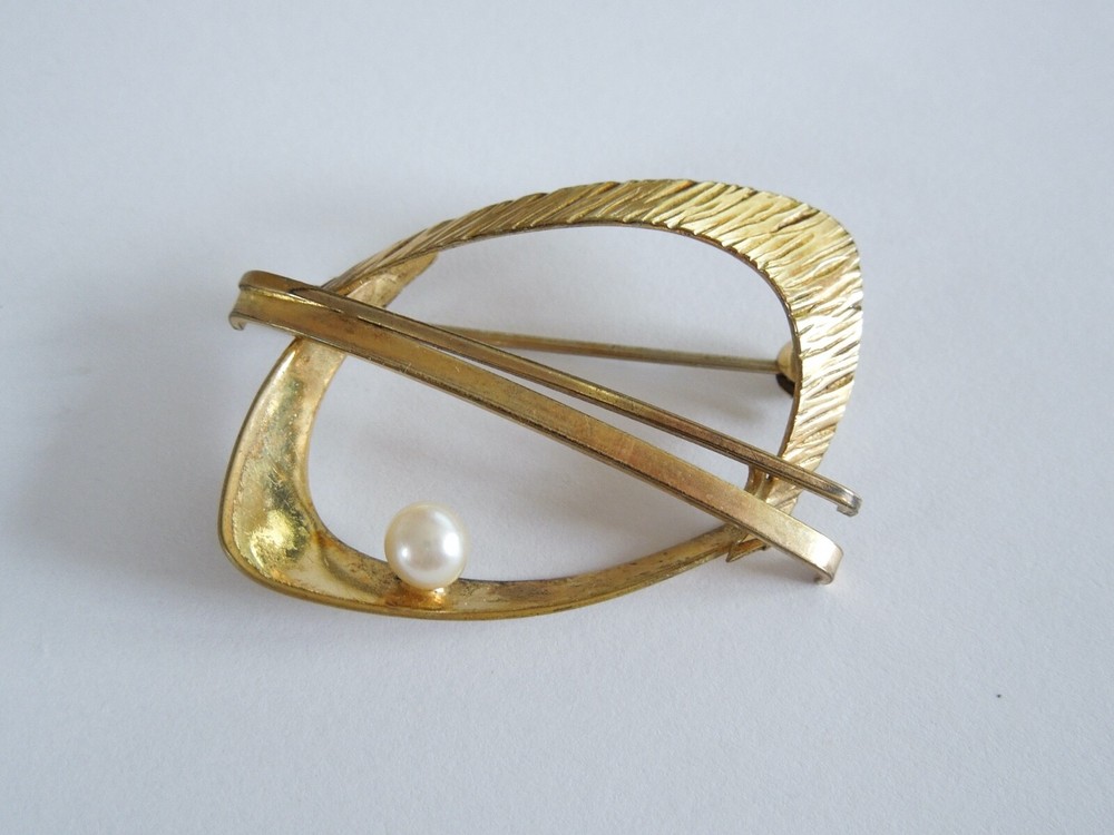 AM Double Teka Gold Plated Brooch With Pearl 3.5 G / 3.6 X 2.4 CM