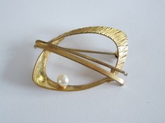 AM Double Teka Gold Plated Brooch With Pearl 3.5 G / 3.6 X 2.4 CM