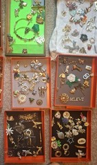COSTUME JEWELERY LOT 200 + PIECES SOME SIGNED IN GOOD TO VERY GOOD CONDITION