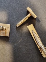 VINTAGE SWANK GOLD-TONE CUFFLINKS/TIE BAR SET/FLEUR-DE-LIS DESIGN MID-CENTURY
