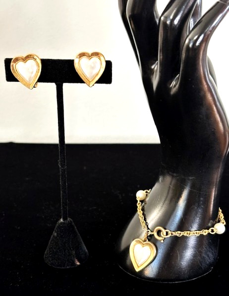 VTG CROWN TRIFARI WHITE Pearlescent Inset Gold Tn HEART Bracelet Earrings Set