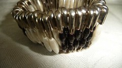 #53X vtg costume BRACELET SILVER TONE SAFTEY PINS BLACK WHITE BEADS 1”W STRETCH