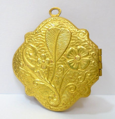 RARE EDWARDIAN GOLD FILLED LOCKET with TEDDY BEAR CAMEO ONE OF A KIND