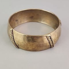 Vintage Bangle Bracelet Hammered Domed 24mm Bead Accent Gold Tone 8.25″