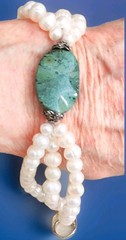 Vintage Cultered TRIPPLE STRAND White Pearl And GREEN Cabochon Bracelet ~8.5in.