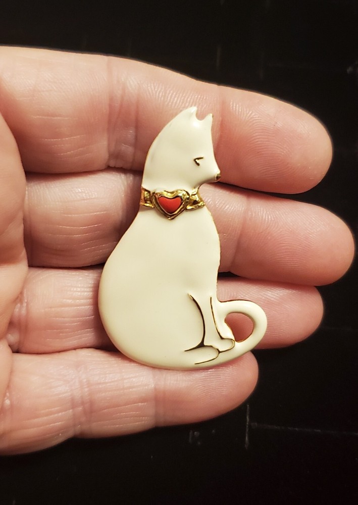 Vintage Signed Vero White Enamel Cat w/ Red Heart Collar Brooch *** EUC ***
