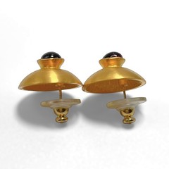 MMA Metropolitan Museum Of Art Earrings Gold Tone Metal Red Cabochon Stone 1995