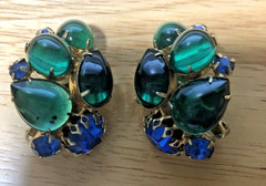 VTG. GOLD TONE GREEN CABOCHON & BLUE RHINESTONE CLIP ON EARRINGS 1.25″