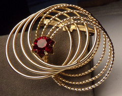 VTG 1950’S GOLD TONE OPEN 8 RING SPIROGRAPH RED CRYSTAL RHINESTONE PIN BROOCH 2″