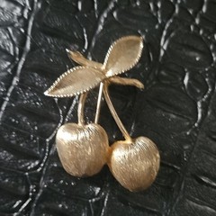 Sarah Coventry Apple Brooch Brushed Gold Tone Double Fruit Stem & Leaves 2.25″