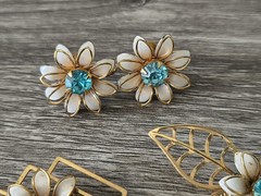 Vintage Bugbee Niles B+N 3 piece 2 Pins 1 Screwback Earrings enamel blue flowers