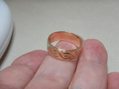VINTAGE 9CT GOLD RING WITH ENGRAVED DECORATION 3673