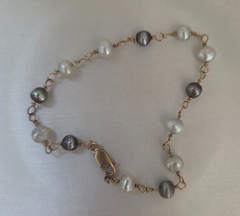 Vintage 14K Yellow Gold Black and White Pearl Wire Twist Bracelet