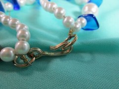 Vintage RoxSann Chunky White Faux Pearl & Blue Acrylic Bead Necklace 34″ / O
