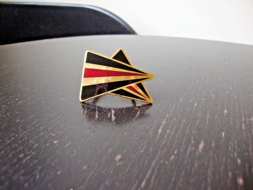 Vtg Samuel Huang Designer Cloisonne Triangles Black Red Gold Tone Scarf Clip