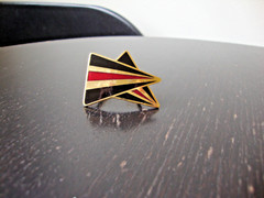 Vtg Samuel Huang Designer Cloisonne Triangles Black Red Gold Tone Scarf Clip
