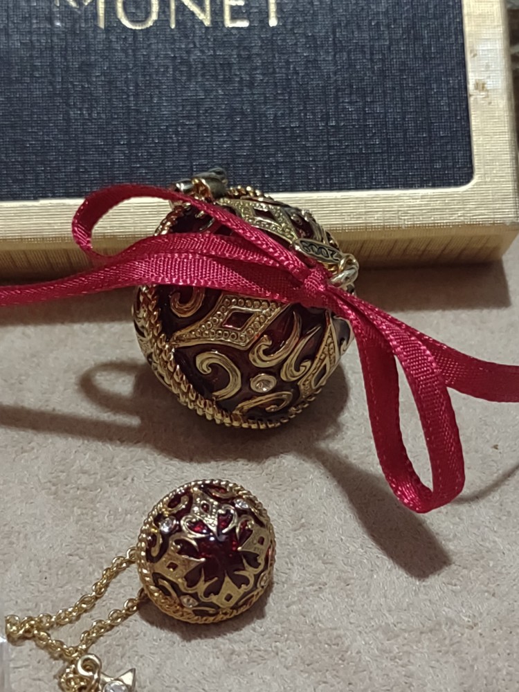 Monet 2008 Keepsake Jewel Box w/Star Ball Charm Pendent Necklace Gold -Tone Red