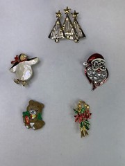 Lot of 5 Vintage to now brooch Pin Lot Christmas Holiday F23