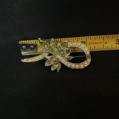 Vintage Unbranded Ribbon & Leaf Style Green Rhinestone & Faux Pearls Brooch Pin