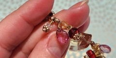 Vtg Cookie Lee faceted Purples/Yellows Lucite Charm Necklace on pale Gold chain