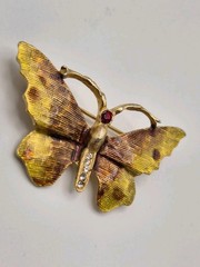 VINTAGE BROWN & YELLOW STAINED METAL CRYSTAL RHINESTONES BUTTERFLY BROOCH.