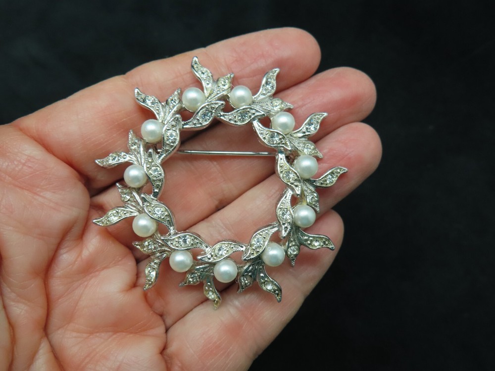 Vintage 1960’s Silver Tone Rhinestone & Faux Pearl Circle Brooch