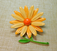 CLASSIC VINTAGE ORANGE / PEACH ENAMEL FLOWER DAISY METAL BROOCH ✨