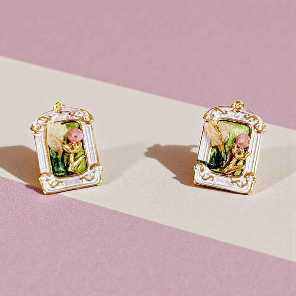 Vintage Floral Earrings, Flower stud earrings, gold stud earring, Frame earrings