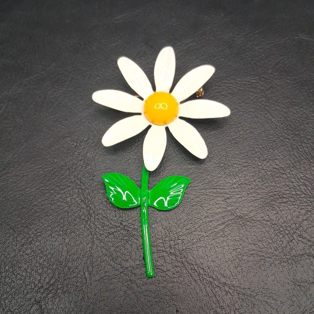 Vintage Jewelry White, Yellow And Green Enamel Flower Pin Brooch. 17.463