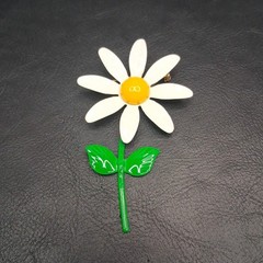 Vintage Jewelry White, Yellow And Green Enamel Flower Pin Brooch. 17.463