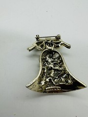 Vtg Gerry’s Co Christmas Bell Brooch Pin Gold Toned Green Holly Red Berries