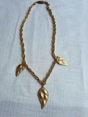 Vintage Gold Tone Necklace 15 Inches As Pictured -VM34