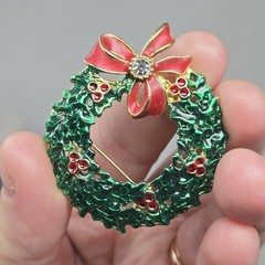 Vtg AAI CHRISTMAS WREATH BOW Brooch Pin green red Rhinestone