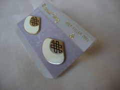 VINTAGE SAMUEL HUANG DESIGNER CLOISONNE RETRO ABSTRACT FAN WHITE & BLACK EARRING