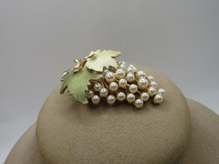 Vintage Grape Cluster Pin/Brooch 2″ x 1.5″ Lavender yellow green Gold White