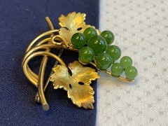 Vtg Gold Filled Krementz Grape Cluster Brooch 7.48g Jewelry Jade Look Stones Pin