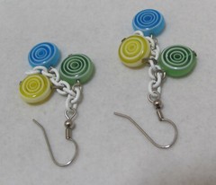 Vtg Green Yellow Blue Bull’s-Eye Inlaid Plastic Disks White Chain Dangle Earring